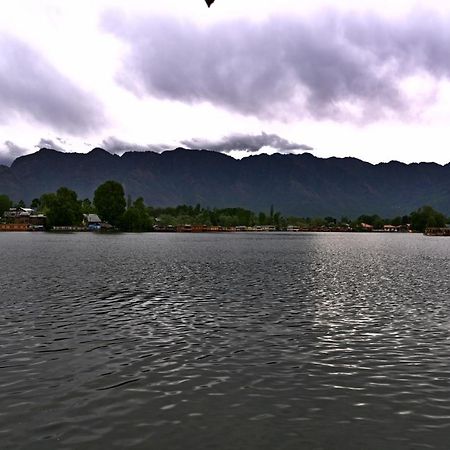 Wangnoo Worth Houseboats Hotell Srīnagar Exteriör bild
