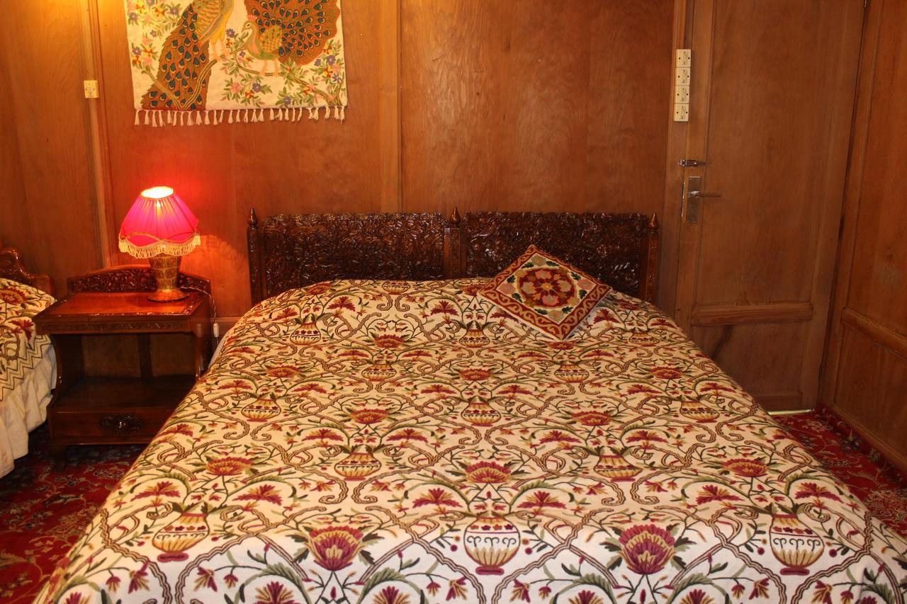 Wangnoo Worth Houseboats Hotell Srīnagar Exteriör bild