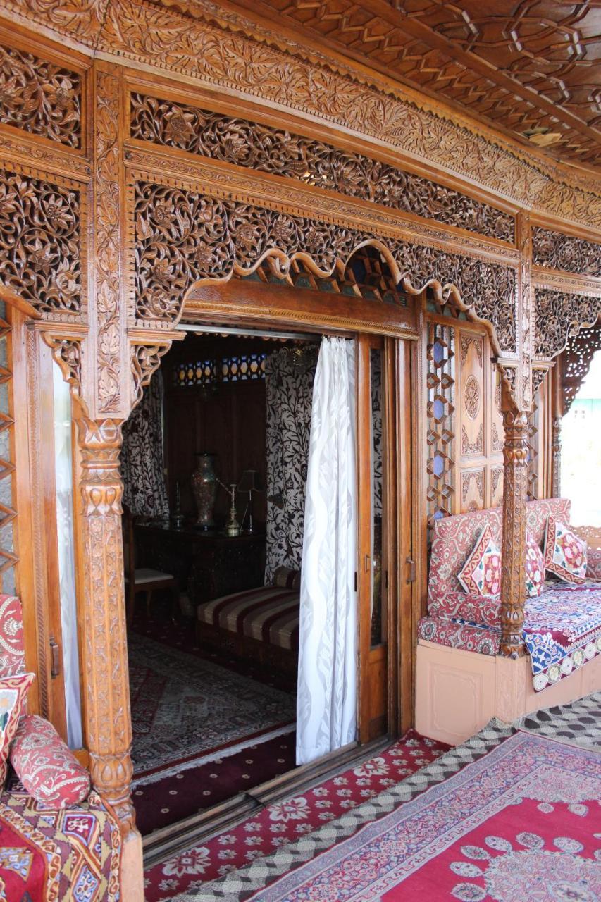 Wangnoo Worth Houseboats Hotell Srīnagar Exteriör bild