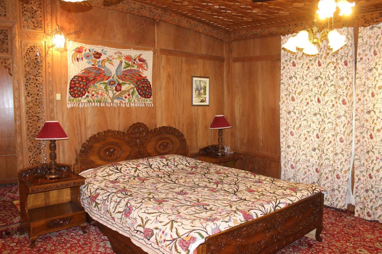 Wangnoo Worth Houseboats Hotell Srīnagar Exteriör bild